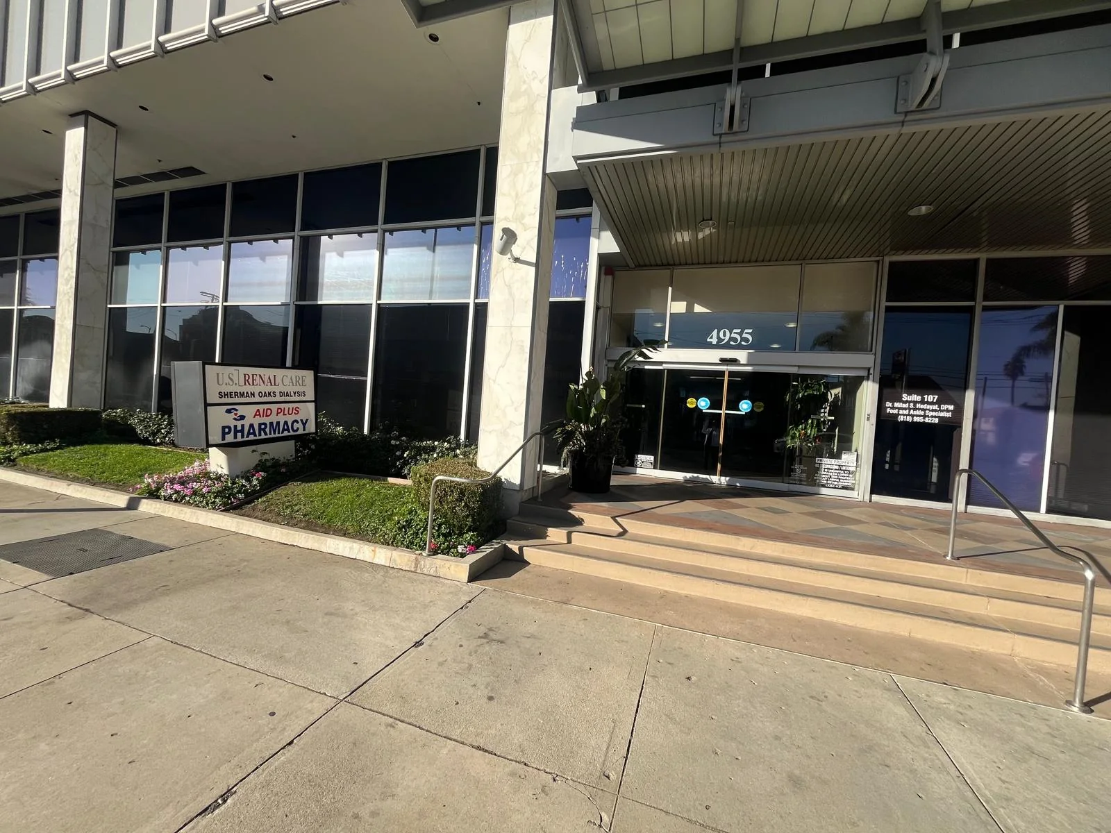 Outside entrance to the 4955 Sherman Oaks Medical Plaza