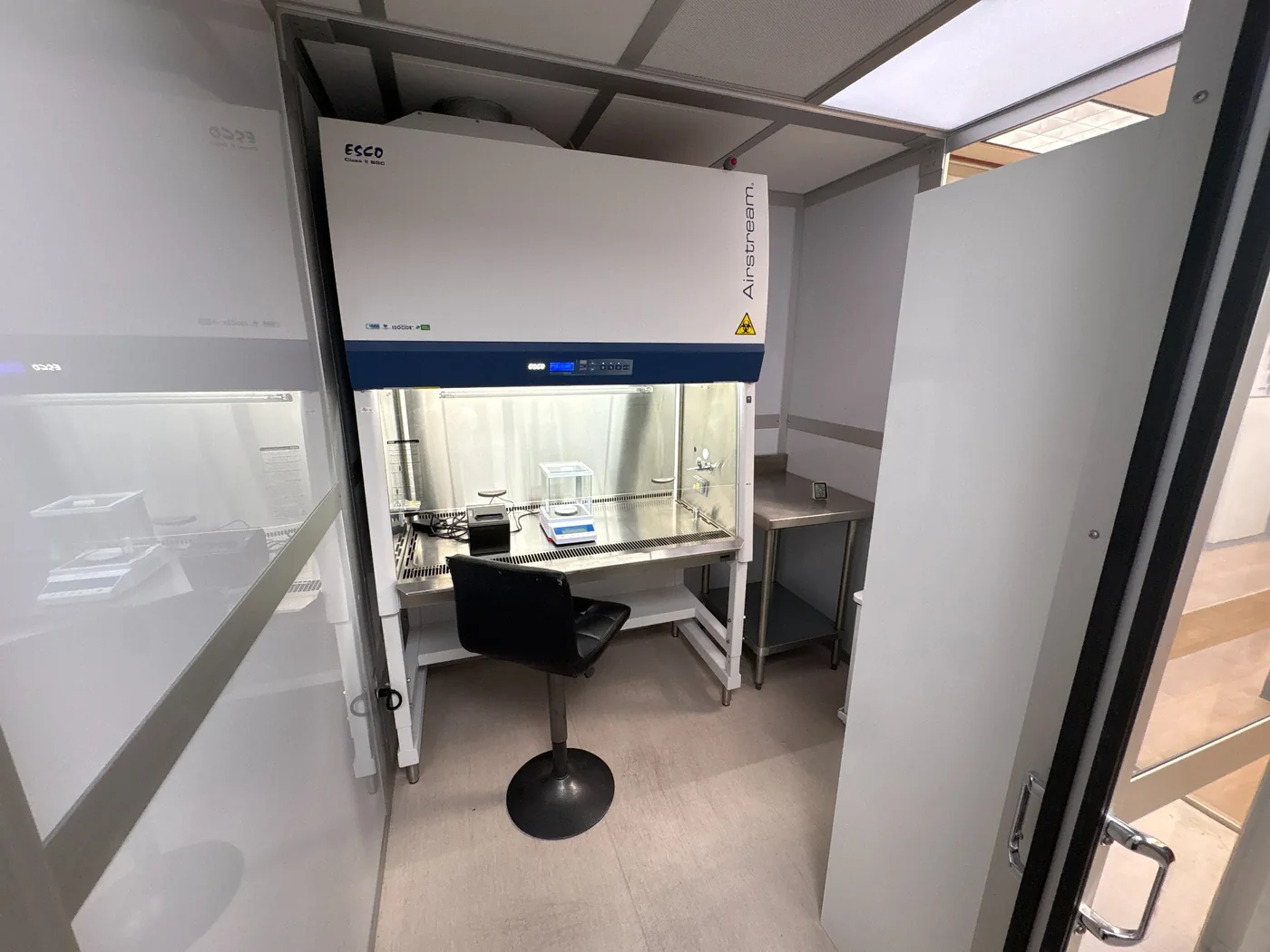 Compounding airflow work station